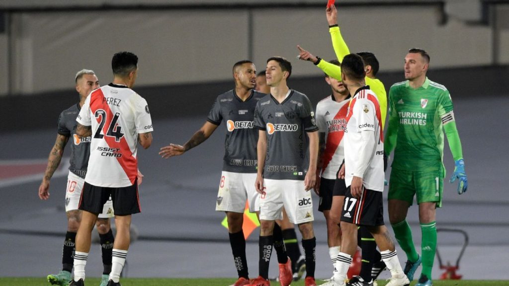 CONMEBOL publishes audio of the VAR on Nacho's expulsion;  See what the referee said