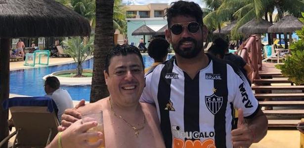 After praising Rooster's shirt, Diego Costa won a gift from a fan
