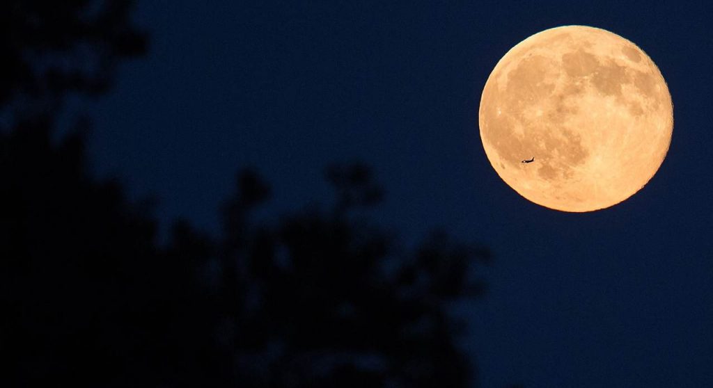 Nasa registra foto de lua cheia conhecida como "Blue Moon" ("Lua Azul")