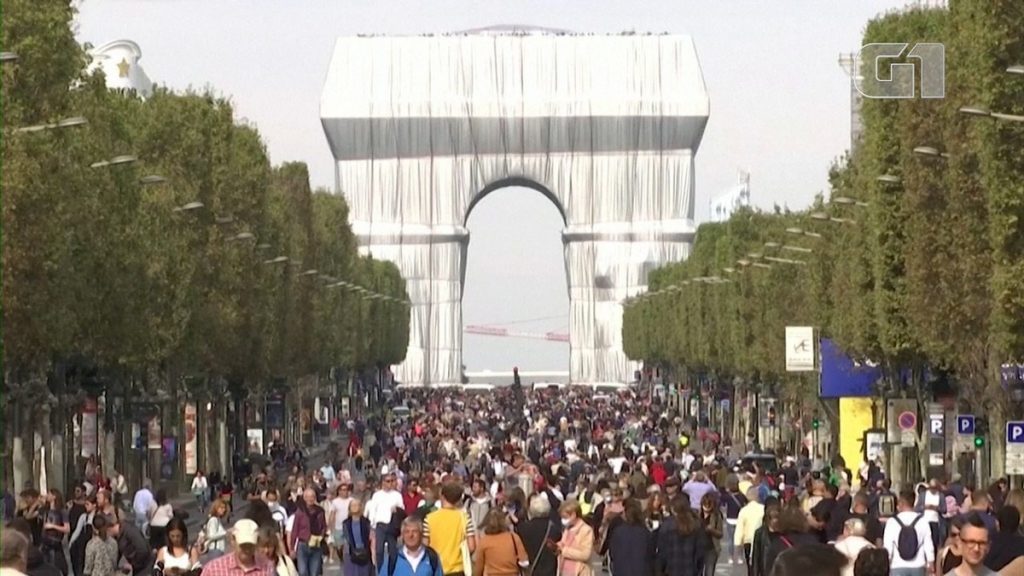 A crowd of pedestrians fills the Champs Elysees on a car-free day in Paris |  Globalism