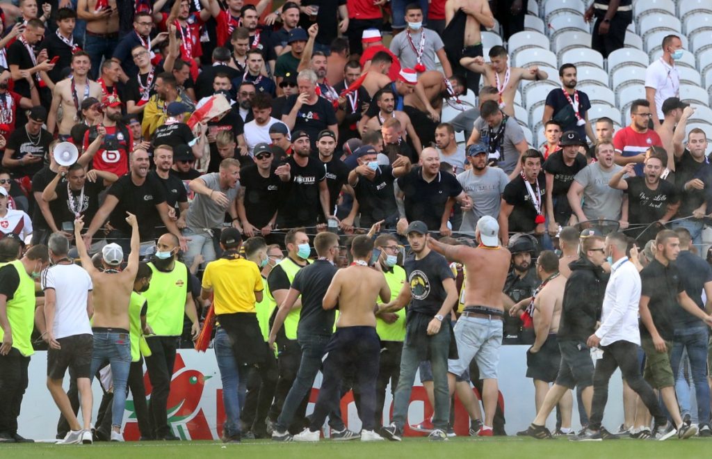 Fans of the Lens host invade the pitch at half-time to battle their visiting opponents Lille |  French football