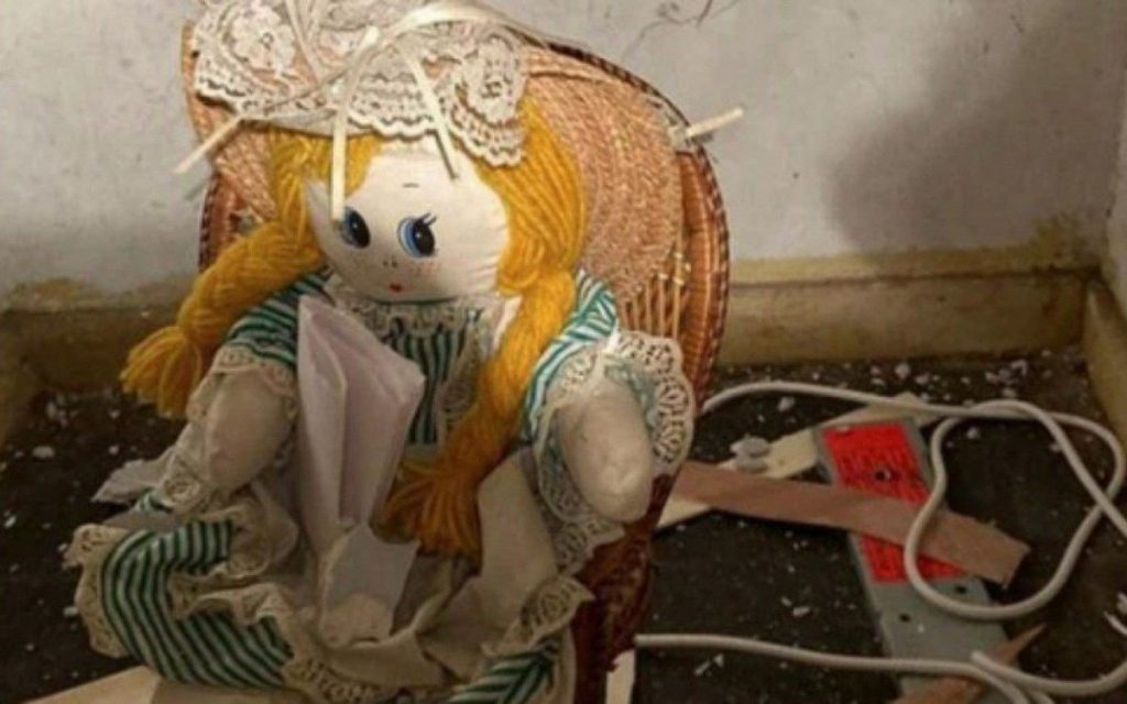 Resident breaks through a hollow new house wall and finds a doll with a scary message |  world and science