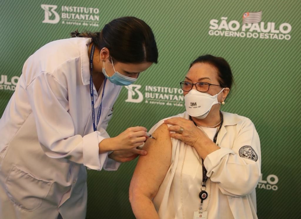 SP begins applying a booster dose of Covid-19 vaccine in health professionals and the elderly over 60 |  Sao Paulo