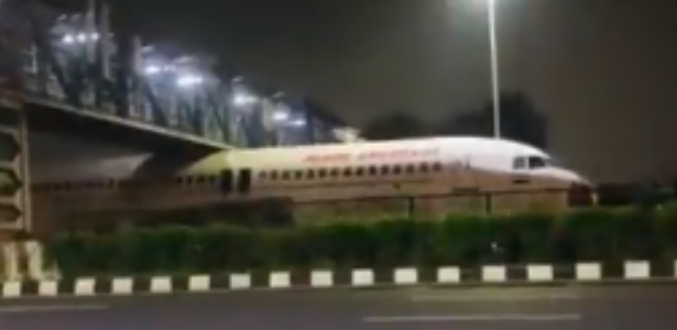 A large plane "stuck" under the platform