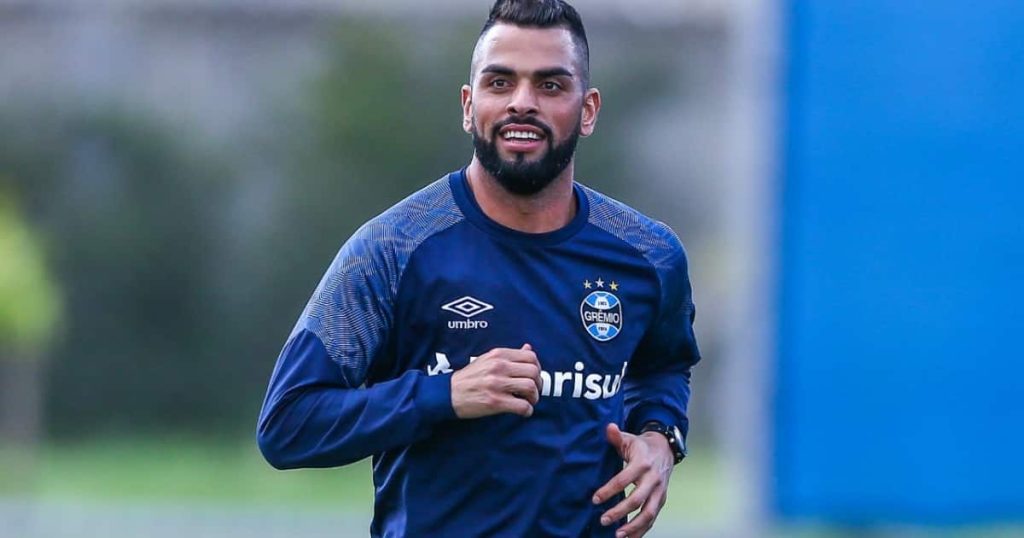 Maicon asked Renato to lift a miracle from the base of Grêmio