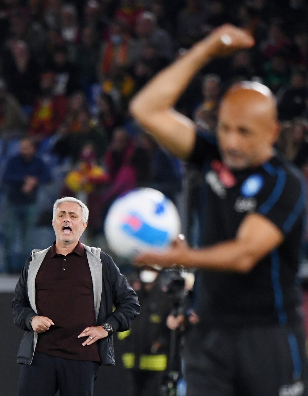 Mourinho is expelled, but Roma retains Napoli's leadership and ends his rival's string of victories |  italian football