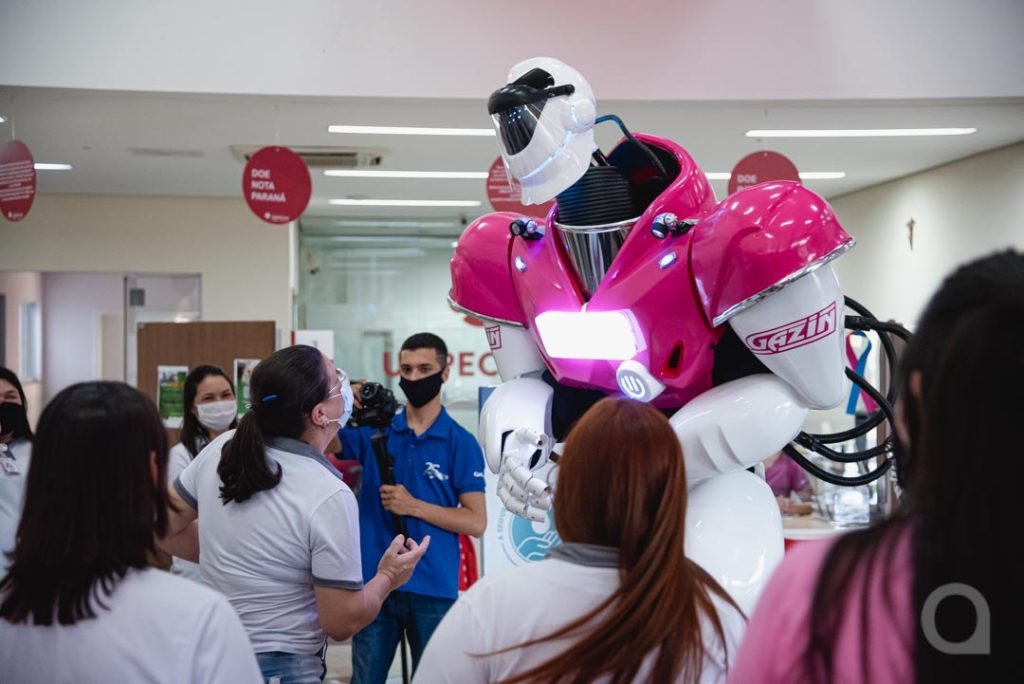 Robozão delights patients and staff at Uopeccan de Umuarama