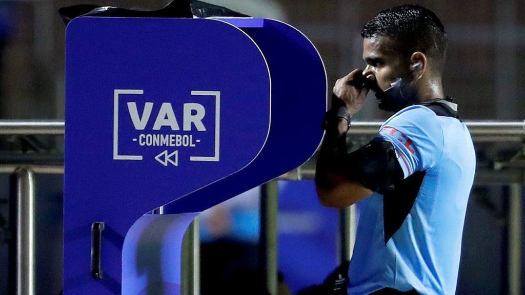 The referee will get more than half a million in the Libertadores final
