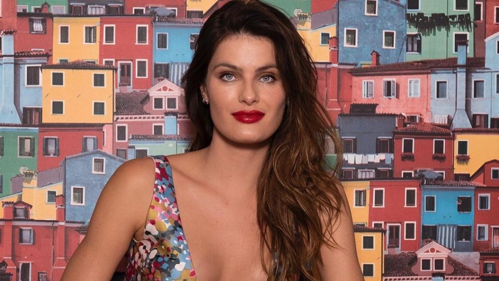 Isabeli Fontana talks about the pink book on her modeling career: 'They tried to buy me'