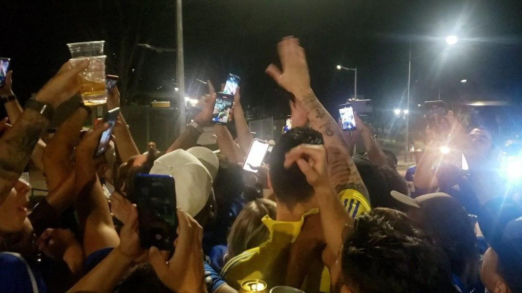 After his autograph marathon, Fábio parked his car in the street and had a photo session with fans |  Sea trip
