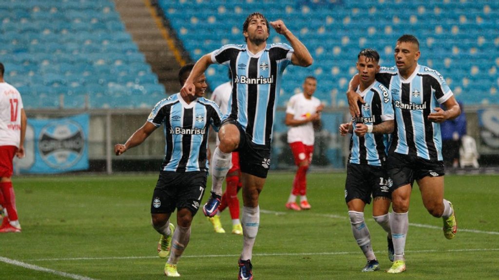 Grêmio runs over Red Bull Bragantino and survives the fight against elimination