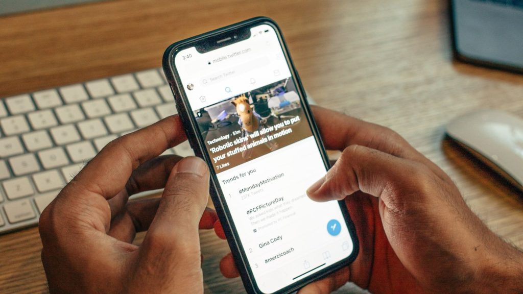 How to Refresh Pages in iPhone Safari Using Gesture