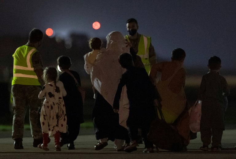 Operação de evacuação no Afeganistão é criticada no Reino Unido