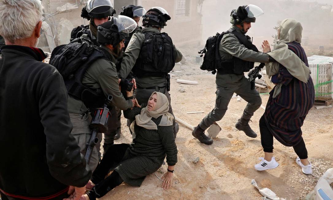 Israeli security forces barred Palestinians while trying to prevent the demolition of their homes in the occupied West Bank, where Israel maintains complete control over planning and construction. Photo: Hazem Bader/AFP
