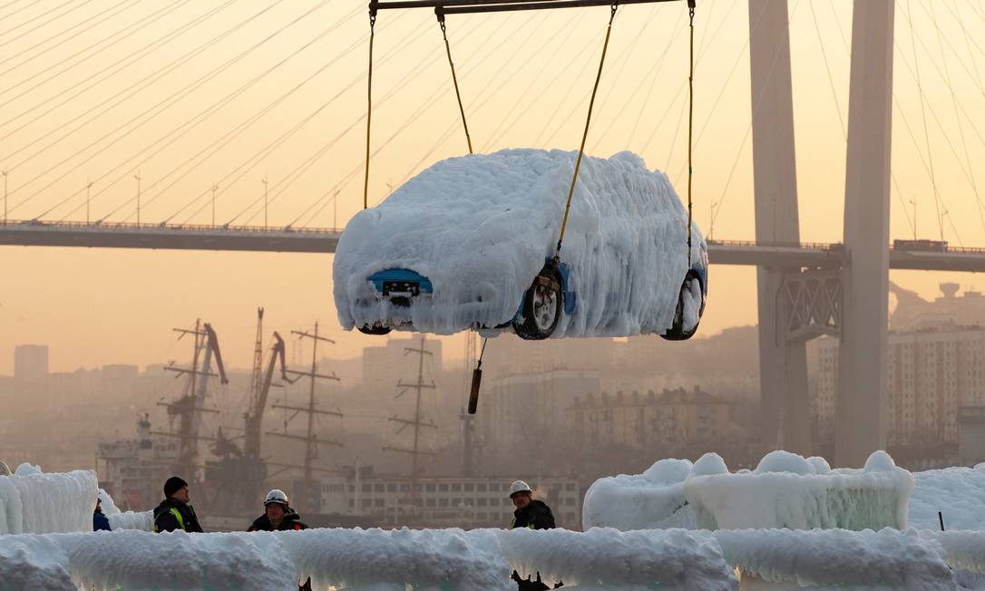 An ice-covered vehicle is unloaded from a cargo ship in bad weather in the Sea of ​​Japan in the port of Vladivostok, Russia Photo: TATIANA MEEL/REUTERS