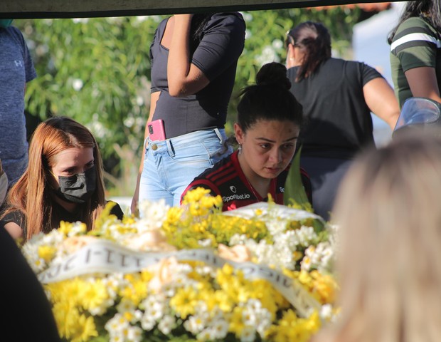 Luisa and Marcela McGowan at Morelio's funeral (Photo: Johan Bastos/Brazil News)