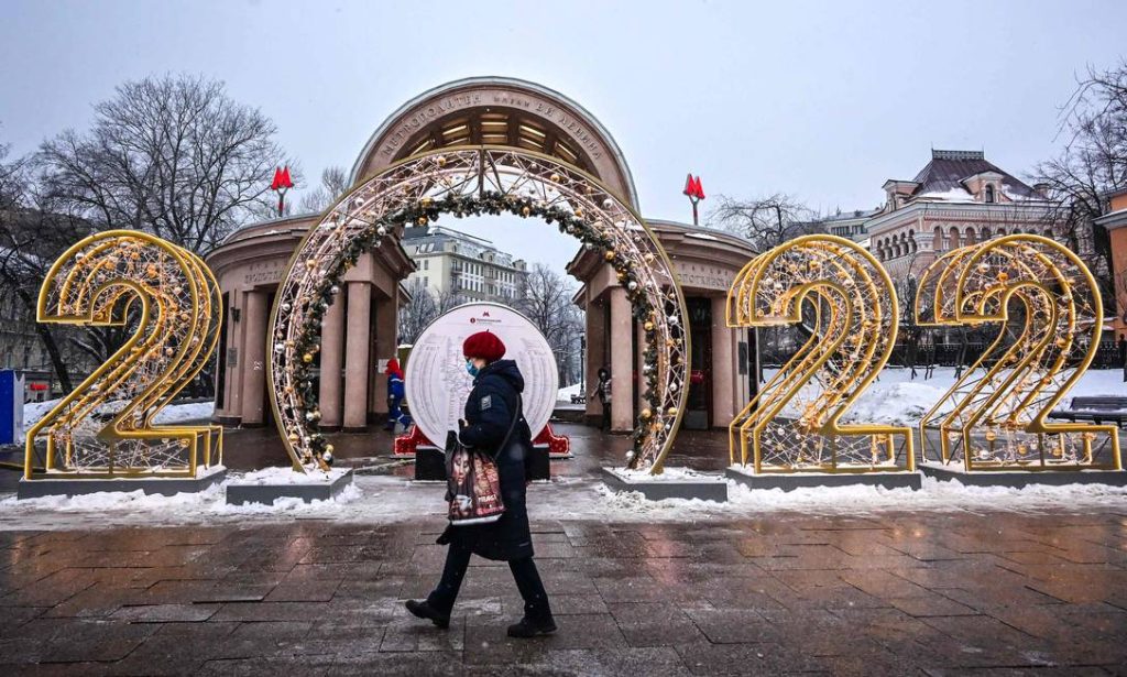New Year's decorations in front of the Kropotkinskaya metro station in Moscow Photo: Yuri Kadunov / AFP