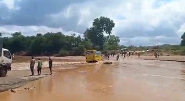 Bus sinks in Kenya river, killing at least 23 people - News