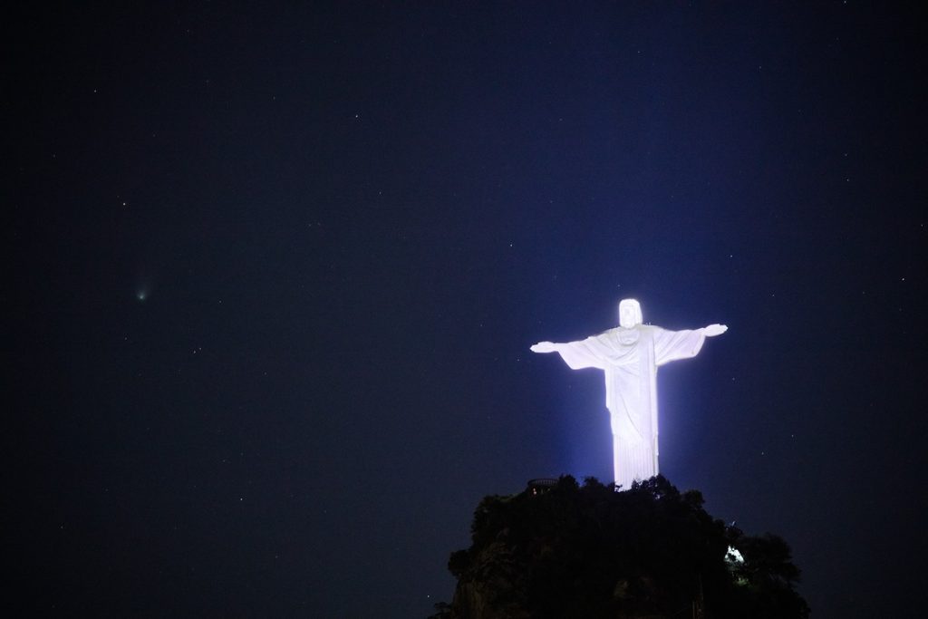 Pictures show Leonard's Comet alongside Christ the Redeemer |  Rio de Janeiro