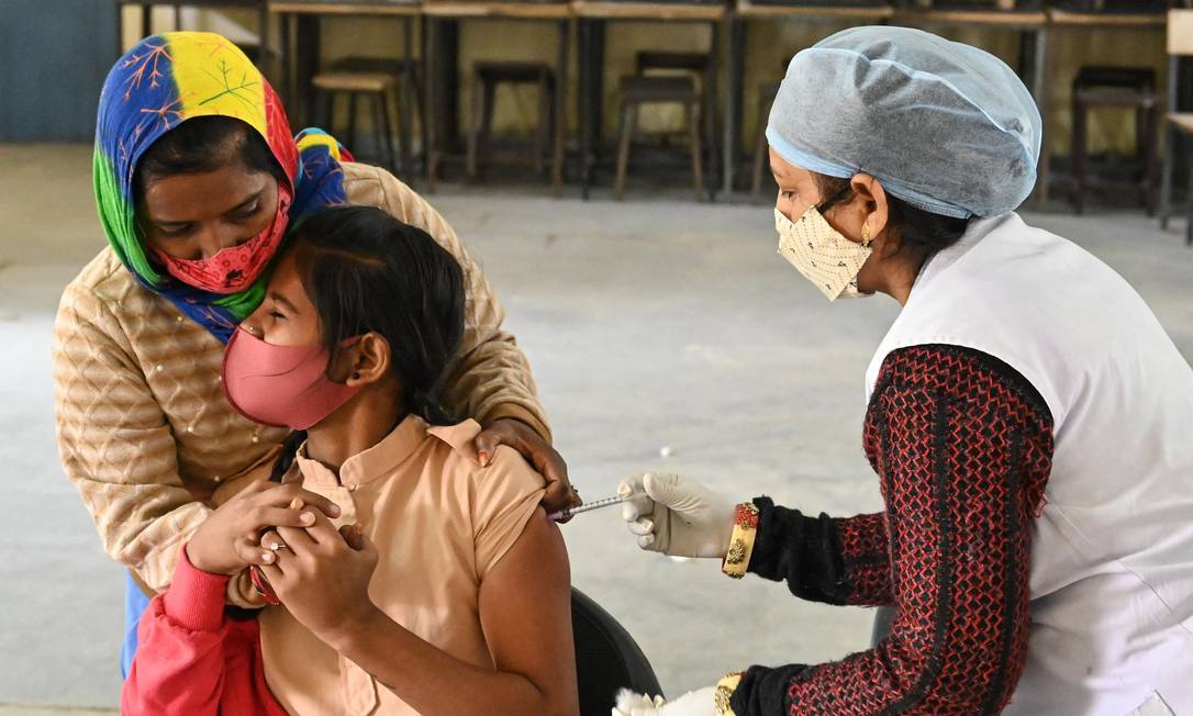 A student receives a dose of the Covid-19 vaccine during a vaccination campaign for people aged 15-18 at a school in Ajmer, India. Photo: SHAUKAT AHMED / AFP