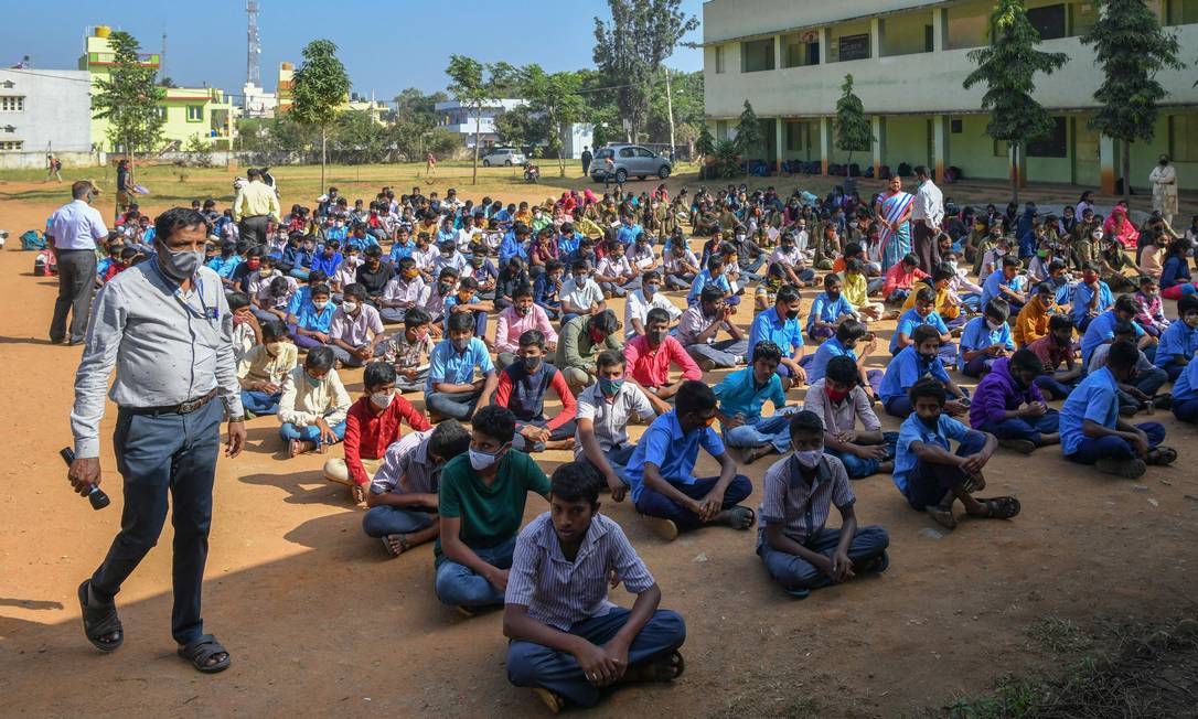 Students aged 15-18 wait to be vaccinated with a dose of Covaxin against the Covid-19 vaccine during a vaccination drive at a school in Bangalore, India. Photo: MANJUNATH KIRAN / AFP