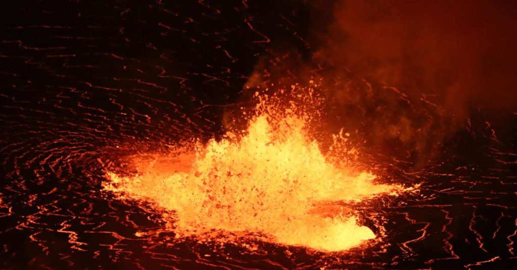 A 75-year-old man falls from a distance of 30 meters into a volcano in Hawaii and dies