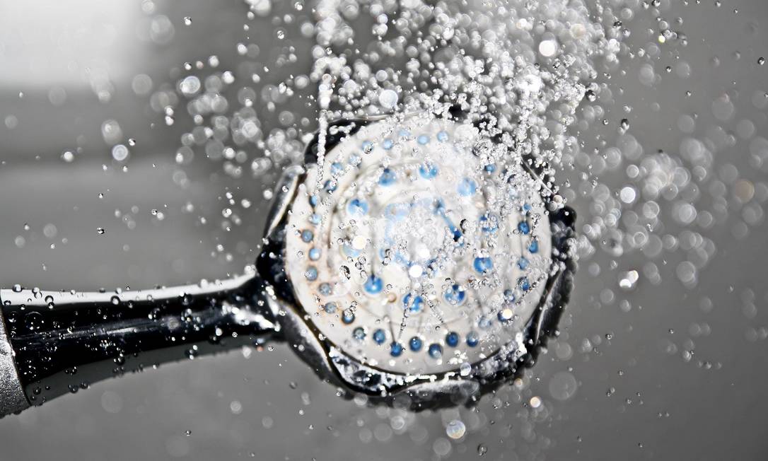 In a family of four, using an electric shower corresponds to about 25% of the electric bill.  To save money, avoid showering for too long and prefer to use the shower in summer mode, which saves up to 30% energy Photo: Pixabay