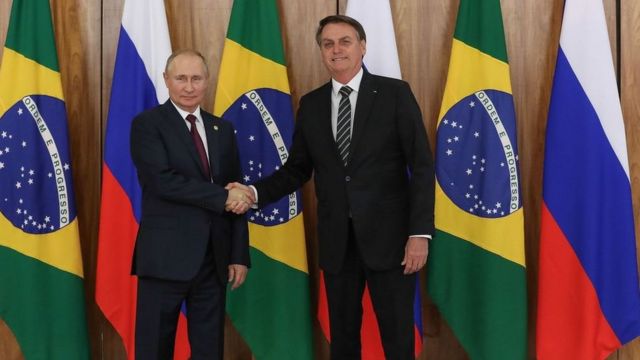 Putin e Bolsonaro se cumprimentam durante encontro em 2019