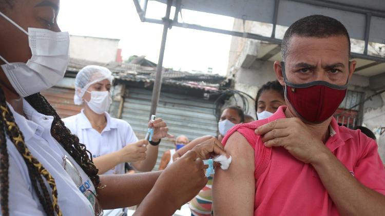 12.04.2021 - Vaccination campaign on December 4, in Salvador - Mauro Akiin Nassor / Estadão Content