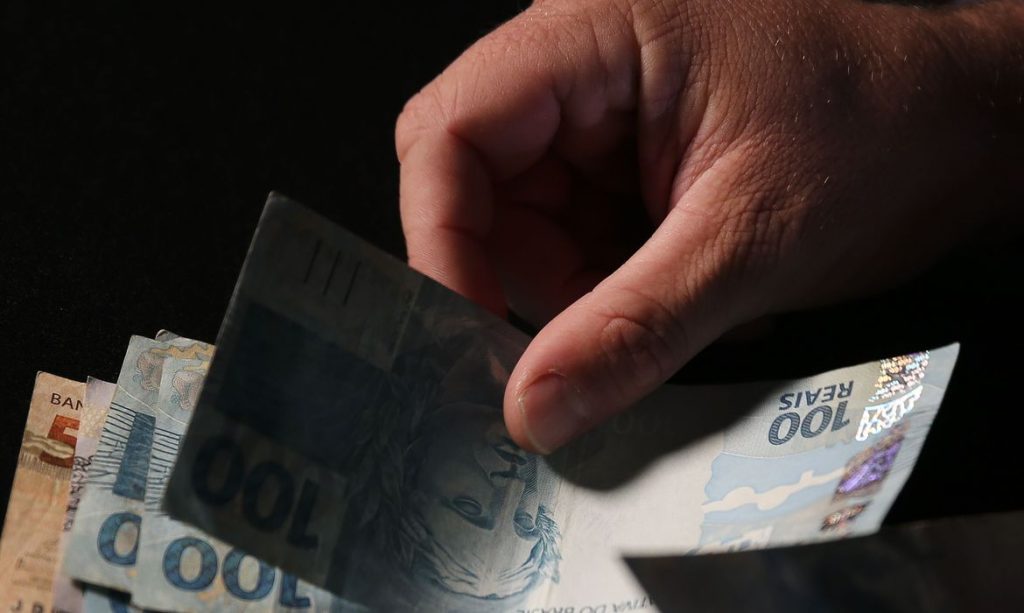 Correntistas resgatam R$ 900 mil esquecidos em bancos, segundo Banco Central