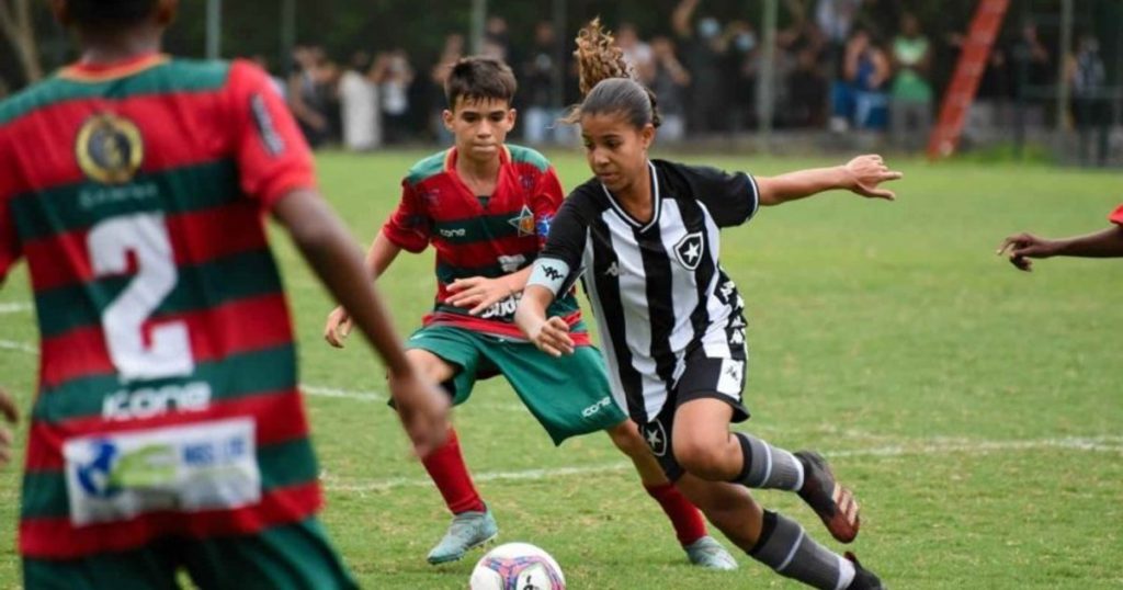 Giovanna, Jewel of 12-year-old Botafogo, shines among the boys and reveals the limitations of the female rule in Brazil