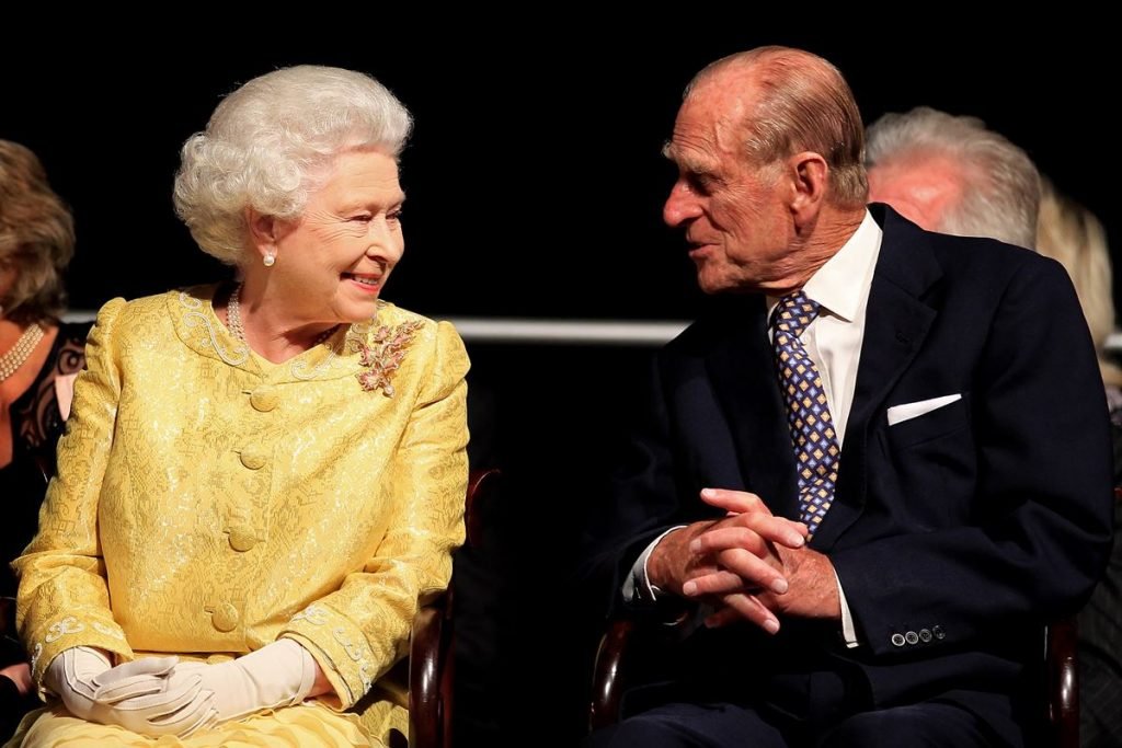In photography color, Elizabeth II aparece quer esquerda sorrindo para o ex-marido prncipe Philipe (à direita) in the image image