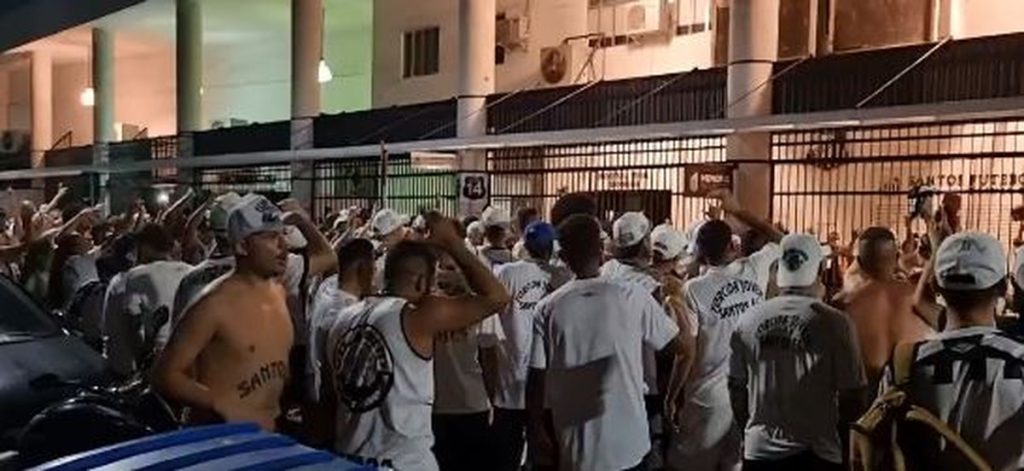 Santos fans protest after the match against Novorthentino |  saints