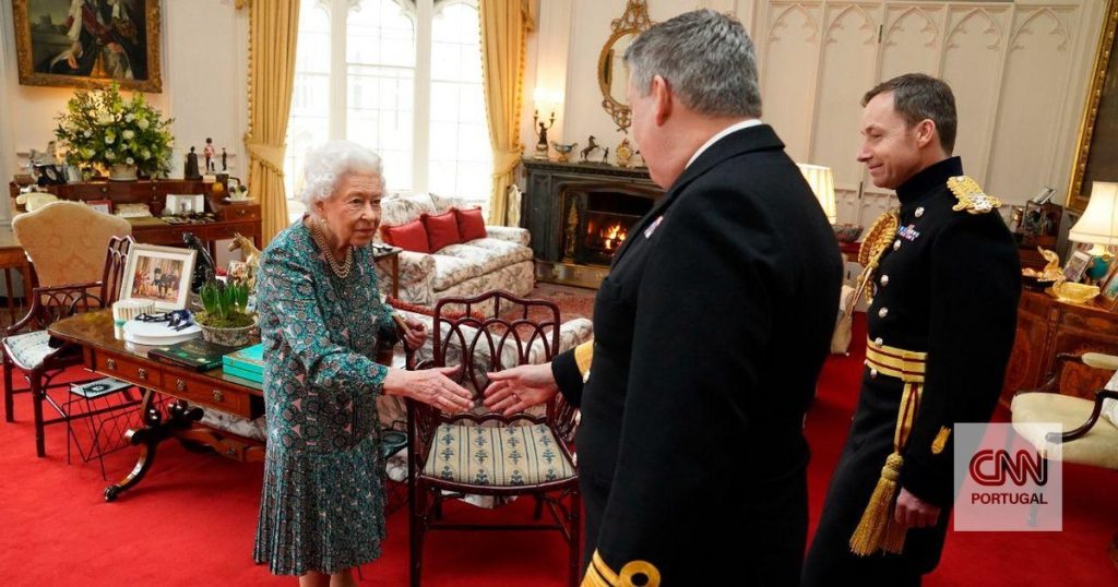 "I can not move," said Queen Elizabeth II.  British comedy or real shortcoming?