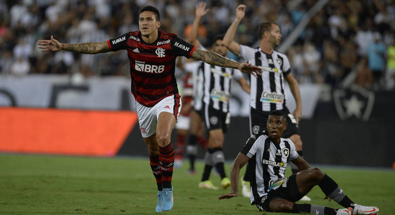 Pedro, do Flamengo, corre para comemorar o gol em cima do Botafogo