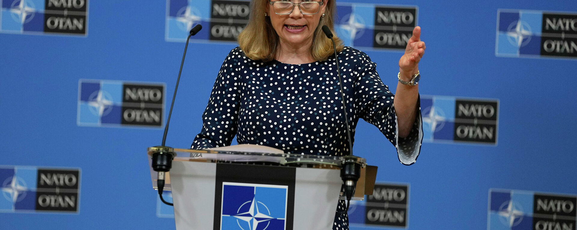 US Ambassador to NATO Julian Smith speaks during a press conference at NATO Headquarters in Brussels, Tuesday, February 15, 2022 - Sputnik Brazil, 1920, 02.15.2022