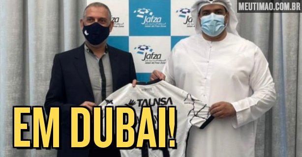Tunisia's CEO hands a Corinthians shirt to the Arab leader at the meeting;  See the recording