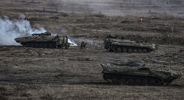 Exército ucraniano em exercício militar nesta quarta-feira (16)