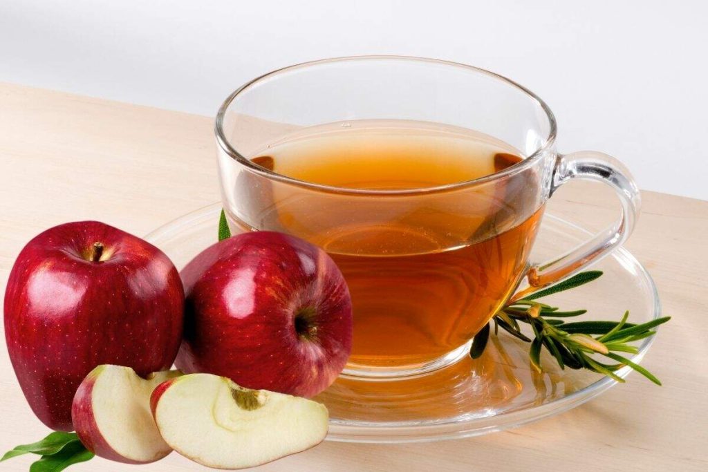 Apple tea with rosemary: Learn about the benefits of this homemade blend that boosts your health