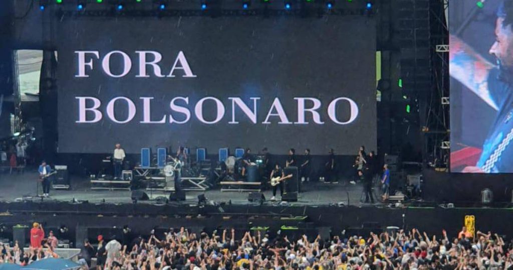 Fresno sends "Bolsonaro out" during the concert