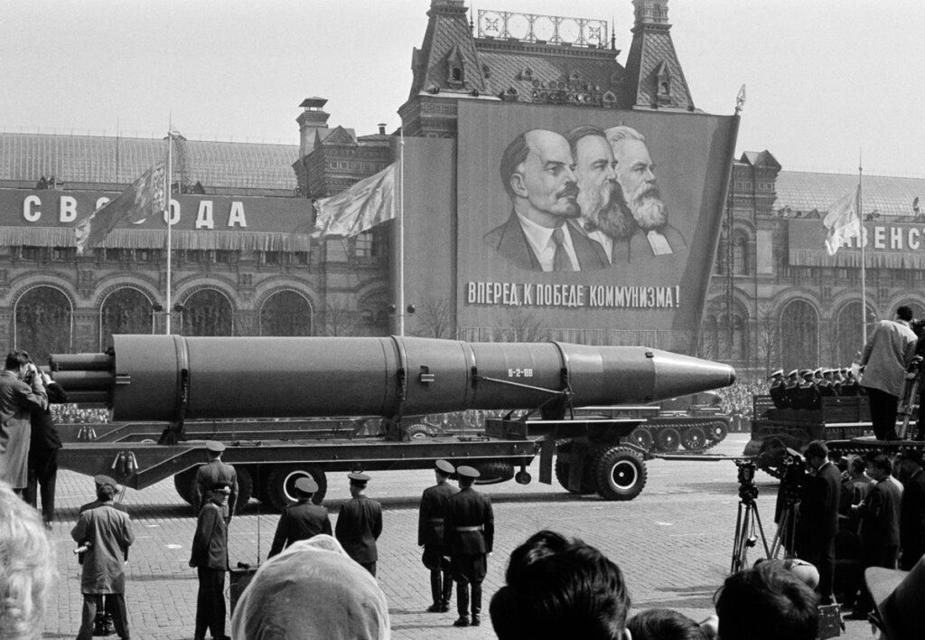 Why did Russia only keep nuclear weapons after the fall of the Soviet Union?  |  Ukraine and Russia