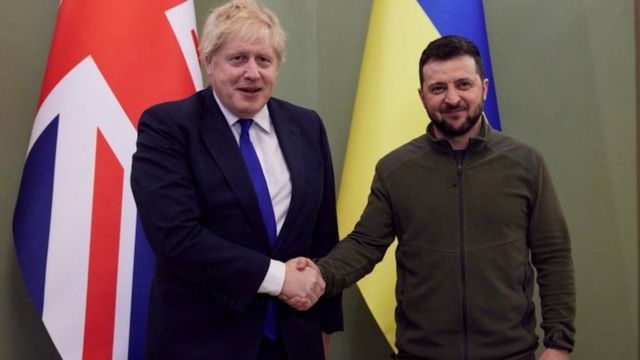 Boris Johnson and Volodymyr Zhelensky shook hands with each other in front of the flags of their respective countries.