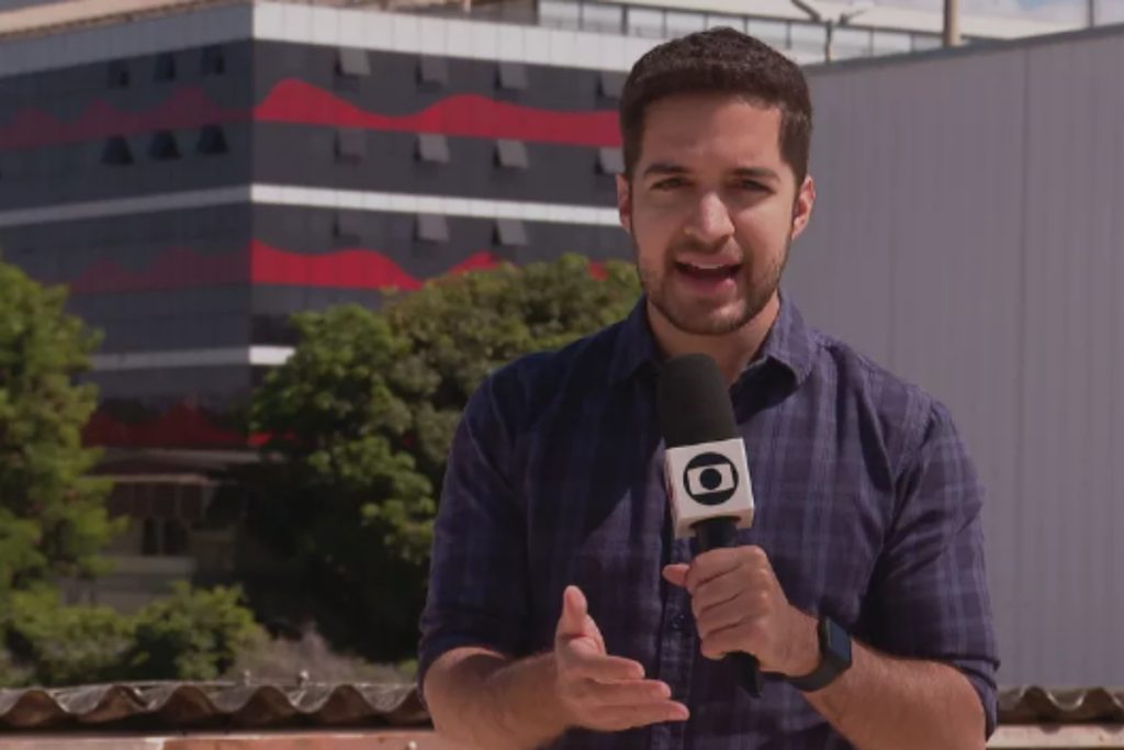 Repórter da Globo esfaqueado já caminha por corredor de hospital