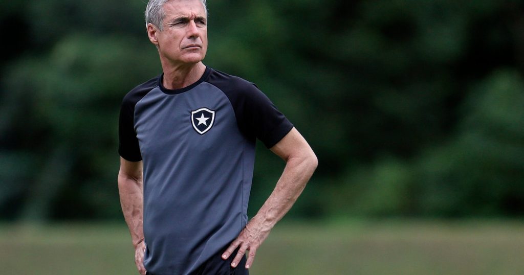 Luís Castro goes to the PF to certify the documents, and Botafogo provides input to show the coach's name in BID