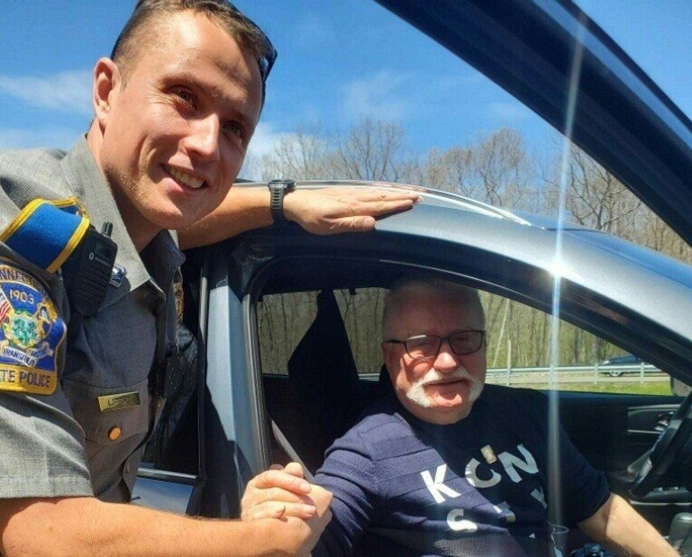 Coincidência? Policial polonês ajuda ex-presidente do país em rodovia nos EUA