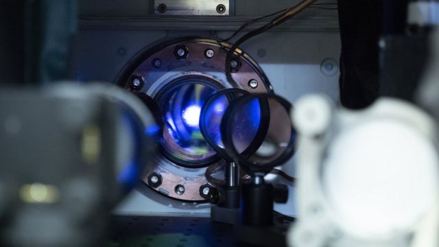 An optical watch that measures strontium atoms