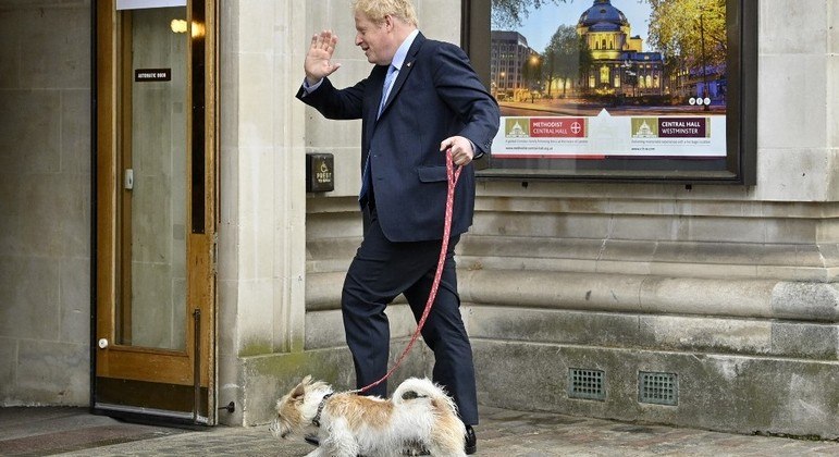 Boris Johnson levou o cachorro para votar nas eleições locais do Reino Unido