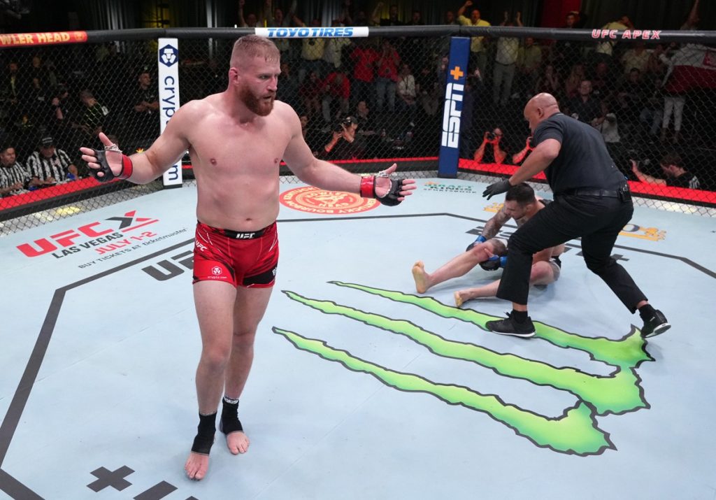 UFC: Rakic ​​suffers knee injury, Blachowicz wins main event |  Fight