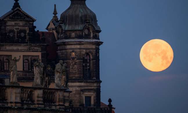 Also in Germany, it was possible to see a strawberry moon in Dresden 