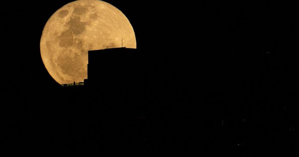 'Strawberry Supermoon' draws attention in Brazil and the world;  look at the pictures